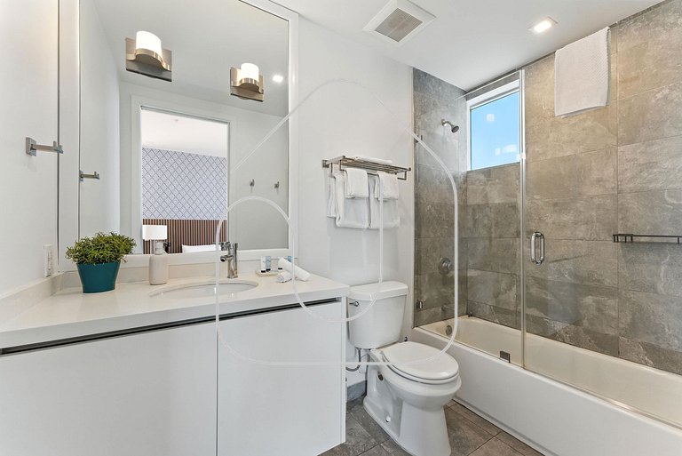 Stylish 2BR Apt in South Beach Walk to Beach