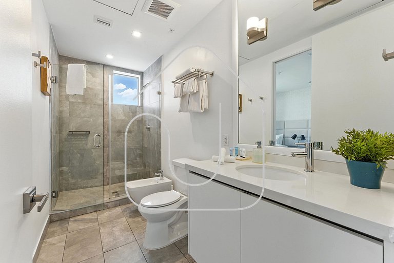 Stylish 2BR Apt in South Beach Walk to Beach