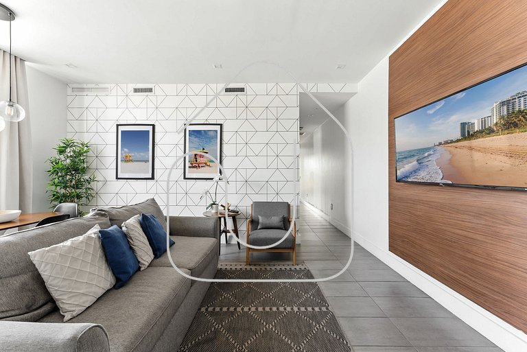 Stylish 2BR Apt in South Beach Walk to Beach