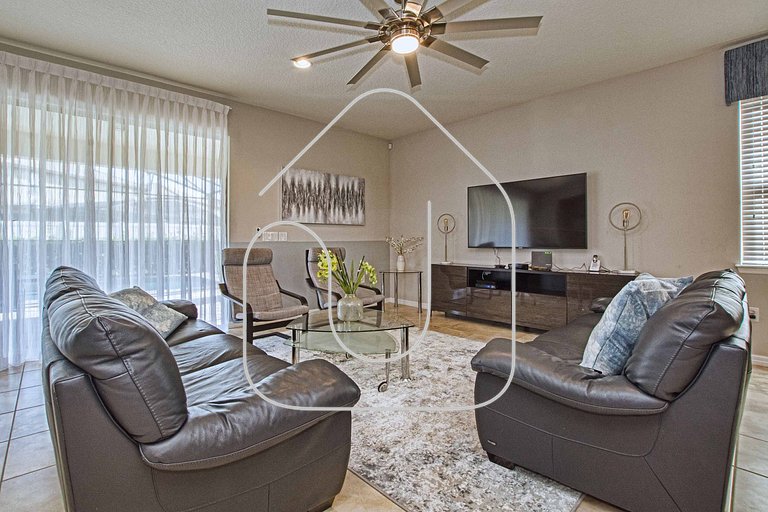 8BR Home for 18 w/ Private Pool – Windsor