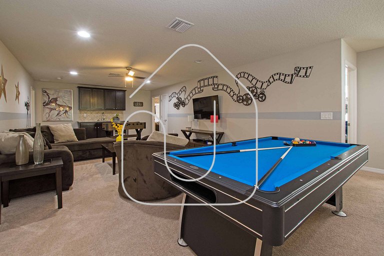 8BR Home for 18 w/ Private Pool – Windsor