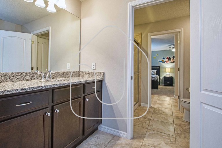 8BR Home for 18 w/ Private Pool – Windsor