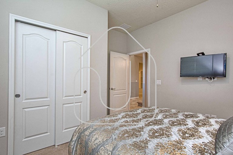 8BR Home for 18 w/ Private Pool – Windsor