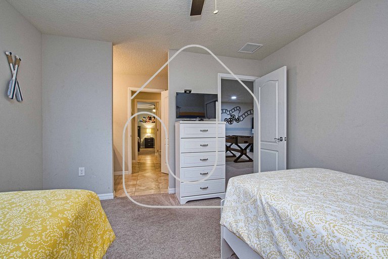 8BR Home for 18 w/ Private Pool – Windsor