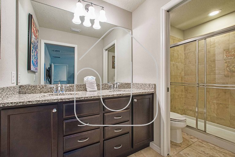 8BR Home for 18 w/ Private Pool – Windsor