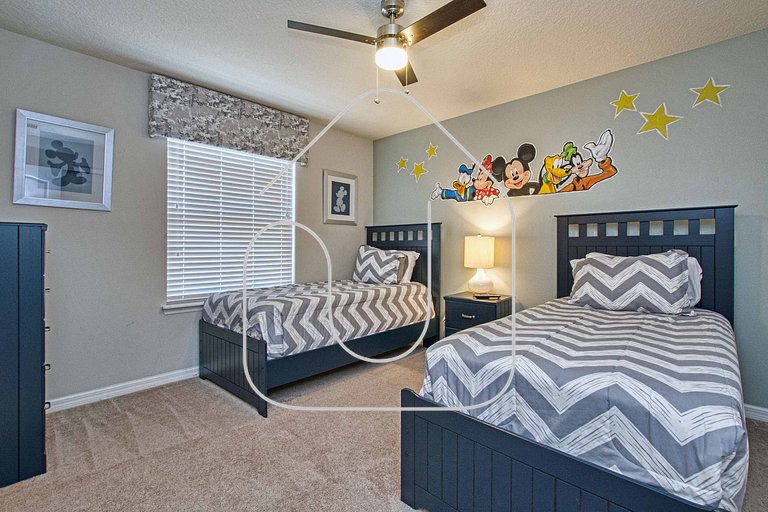 8BR Home for 18 w/ Private Pool – Windsor