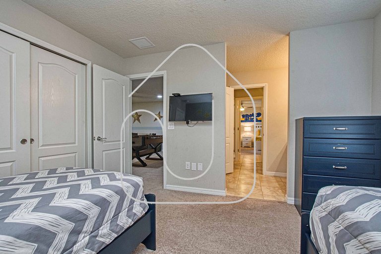 8BR Home for 18 w/ Private Pool – Windsor