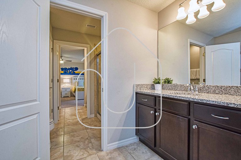 8BR Home for 18 w/ Private Pool – Windsor