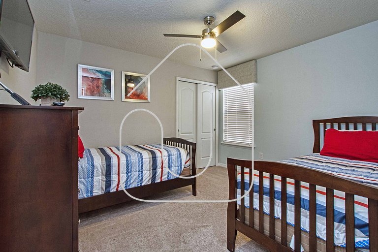 8BR Home for 18 w/ Private Pool – Windsor