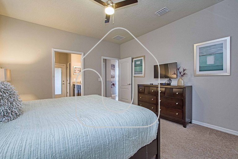 8BR Home for 18 w/ Private Pool – Windsor