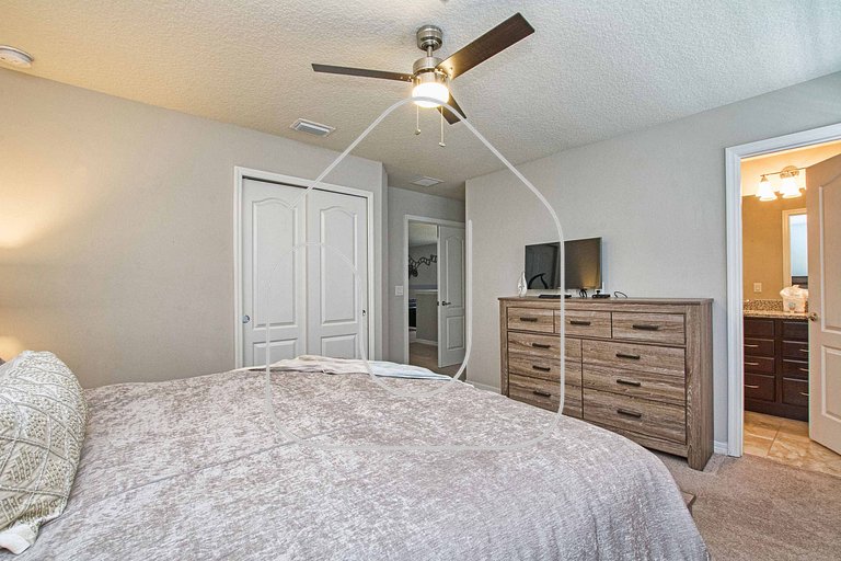 8BR Home for 18 w/ Private Pool – Windsor