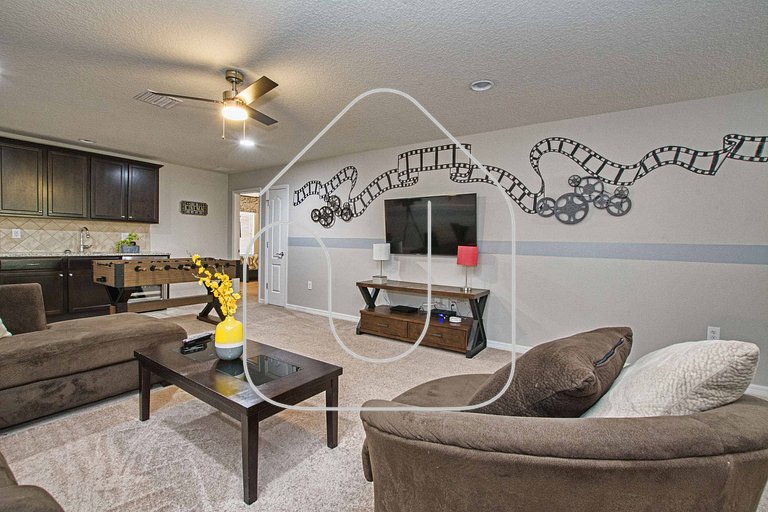 8BR Home for 18 w/ Private Pool – Windsor