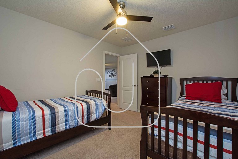 8BR Home for 18 w/ Private Pool – Windsor