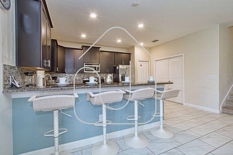 7BR Home for 15 w/ Private Pool – Champions