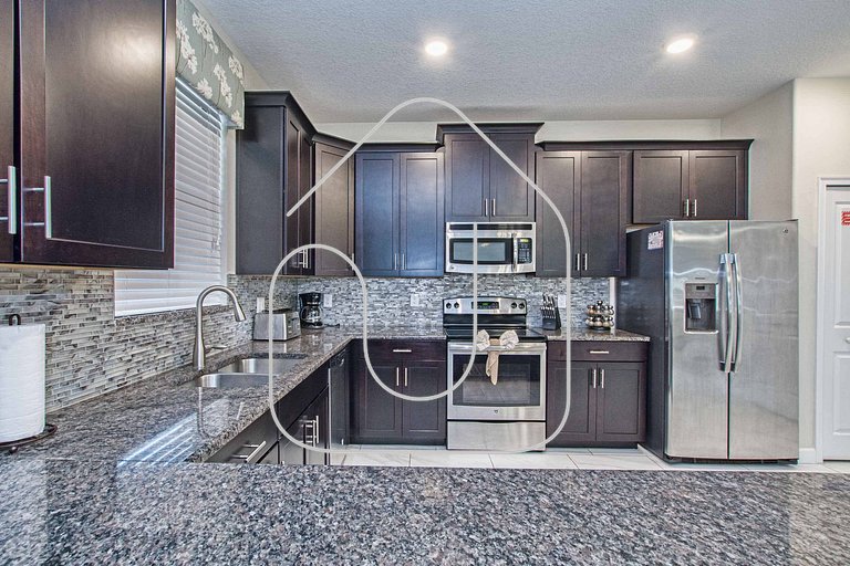 7BR Home for 15 w/ Private Pool – Champions