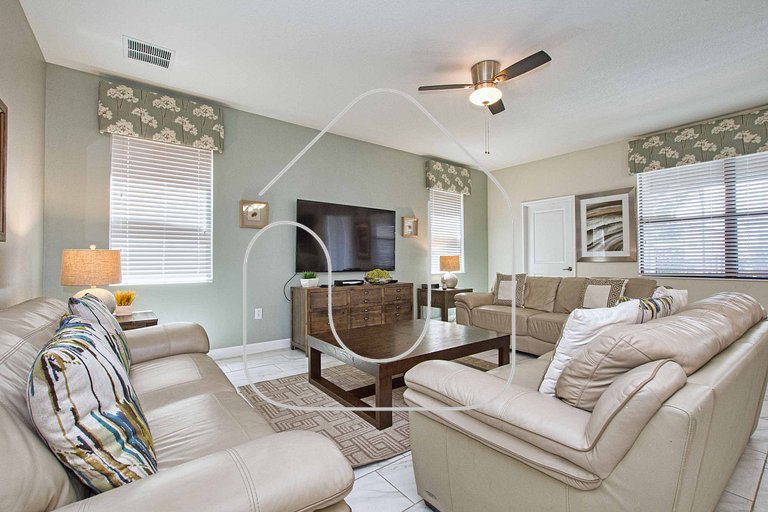 7BR Home for 15 w/ Private Pool – Champions