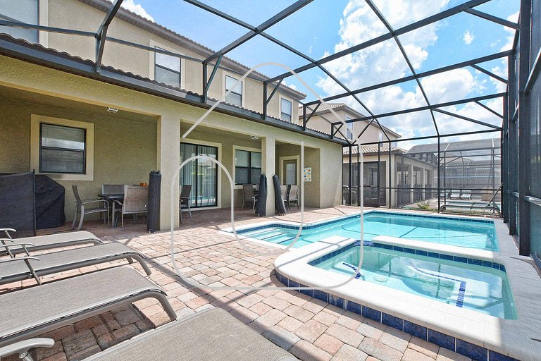 7BR Home for 15 w/ Private Pool – Champions