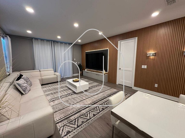 9BR Villa w/ Pool & Spa